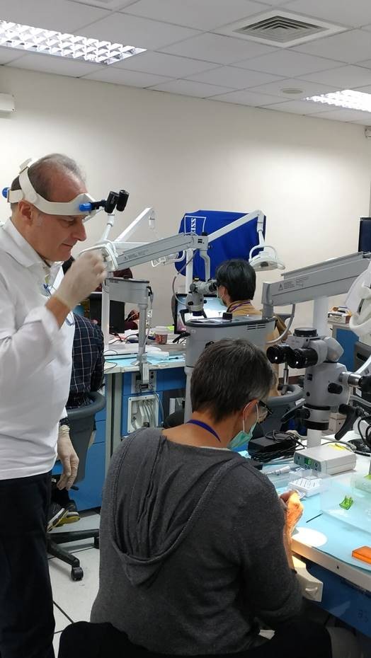 Dr. Didier Dietchi 是ZEISS產品的愛用者，除了牙科手術顯微鏡外，還有輔助用的ZEISS LOUPE PRO。