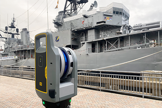 Trimble X9 3D 激光扫描仪靠近船只.png