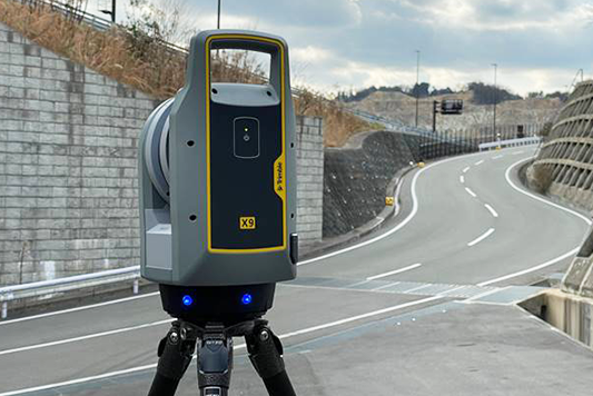 Trimble X9 3D 激光扫描仪立在道路上.png